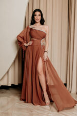 Φόρεμα maxi one shoulder διακοσμημένο με πέτρα στρας καφέ