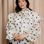 Πουκάμισο εκρού πουά με φραμπαλά και κουμπιά κόσμημα