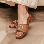 Flat mules ψάθινη με διακοσμητική αγκράφα από στρας