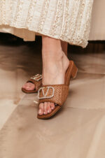 Flat mules ψάθινη με διακοσμητική αγκράφα από στρας
