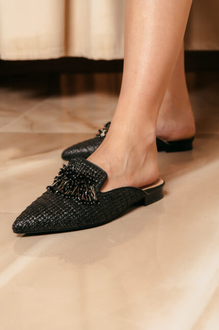 Ψάθινο Πέδιλο με Αγκράφα και Χάντρες Μαύρο