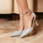 Γόβα Μυτερή Καλυμμένη με Στρας Ασημί