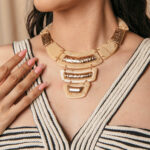 Κολιέ κοκάλινο με μεταλλικές λεπτομέρειες μπεζ