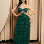 Φόρεμα maxi στράπλες με τούλι και διαδοχικά βολάν κυπαρισσί