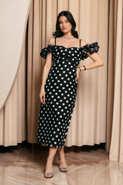 Φόρεμα midi πουά μαύρο με βολάν στους ώμους