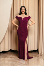 Φόρεμα maxi off shoulder με σούρες και πλαϊνό σκίσιμο μωβ