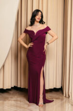 Φόρεμα maxi off shoulder με σούρες και πλαϊνό σκίσιμο μωβ