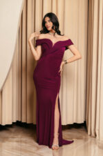 Φόρεμα maxi off shoulder με σούρες και πλαϊνό σκίσιμο μωβ