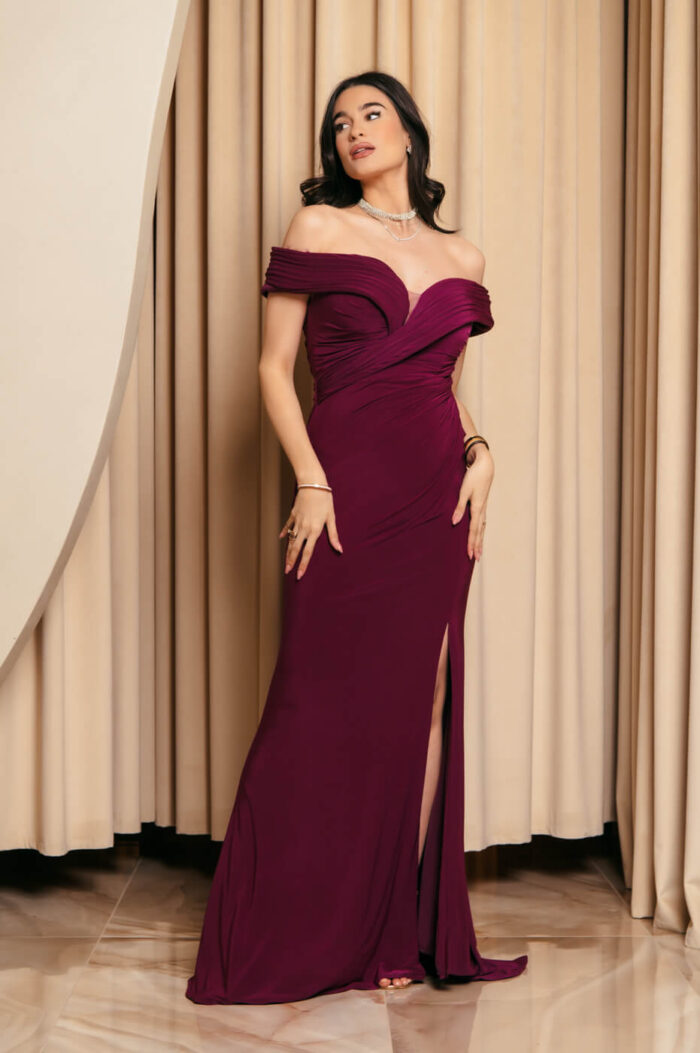 Φόρεμα maxi off shoulder με σούρες και πλαϊνό σκίσιμο μωβ