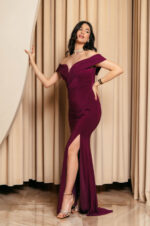 Φόρεμα maxi off shoulder με σούρες και πλαϊνό σκίσιμο μωβ