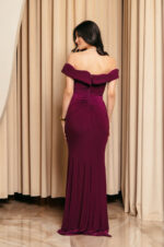 Φόρεμα maxi off shoulder με σούρες και πλαϊνό σκίσιμο μωβ