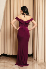 Φόρεμα maxi off shoulder με σούρες και πλαϊνό σκίσιμο μωβ