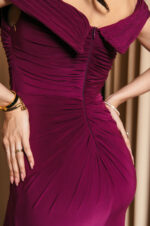 Φόρεμα maxi off shoulder με σούρες και πλαϊνό σκίσιμο μωβ