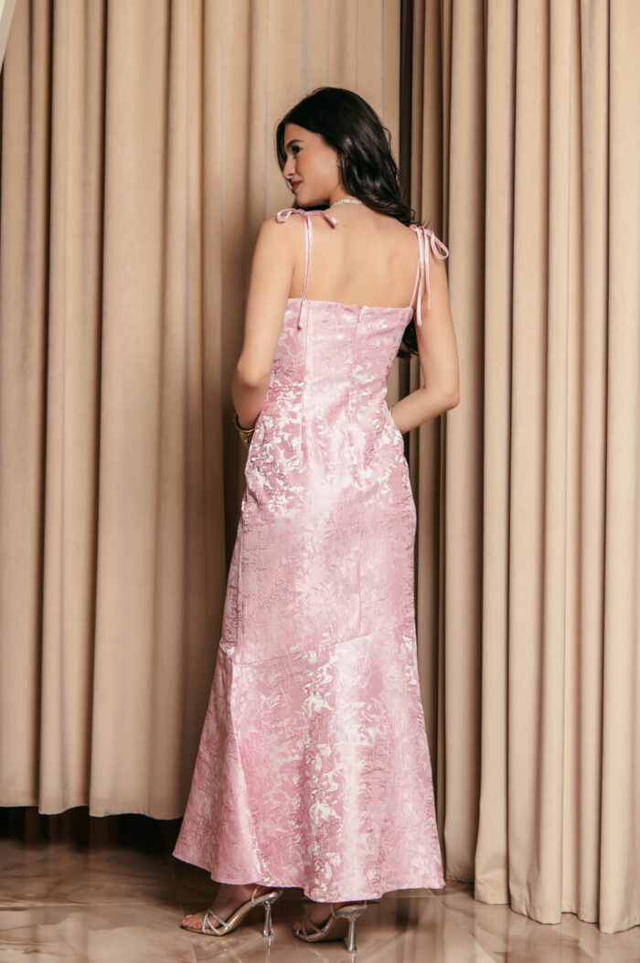 Φόρεμα maxi γοργονέ με ανάγλυφο μοτίβο baby pink