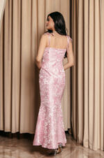 Φόρεμα maxi γοργονέ με ανάγλυφο μοτίβο baby pink