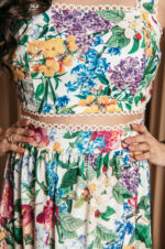 Σετ crop top – φούστα floral με πλεκτές λεπτομέρειες λευκό