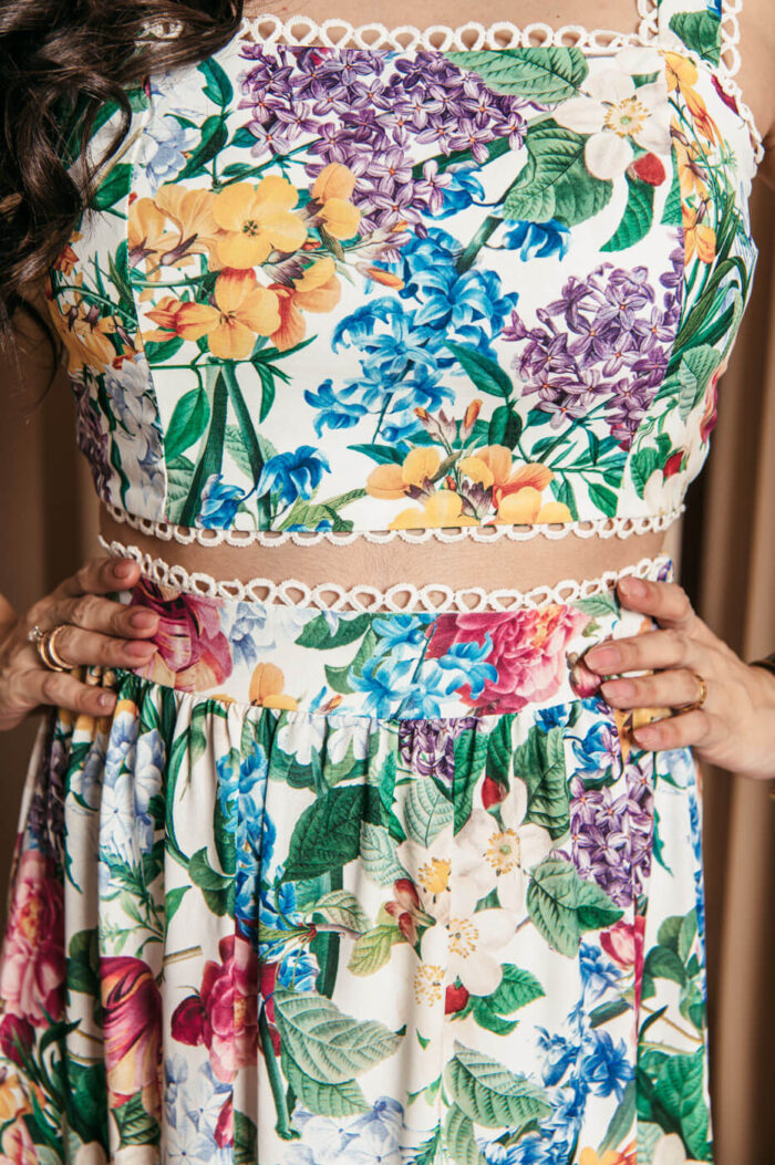 Σετ crop top – φούστα floral με πλεκτές λεπτομέρειες λευκό