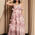 Φόρεμα maxi με πέρλες και ασύμμετρο βολάν ροζ