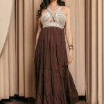 Φόρεμα maxi με επίπεδα και πλεκτές λεπτομέρειες καφέ