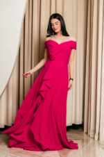 Φόρεμα maxi off shoulder με 3D λουλούδι ματζέντα - Image 2