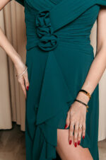 Φόρεμα maxi off shoulder με 3D λουλούδι κυπαρισσί - Image 10