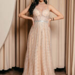 Φόρεμα maxi με κεντημένα στο χέρι στρας και ανοιχτή πλάτη nude