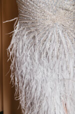Φόρεμα maxi με κεντημένα στο χέρι στρας, feathers και σκίσιμο ασημί - Image 12
