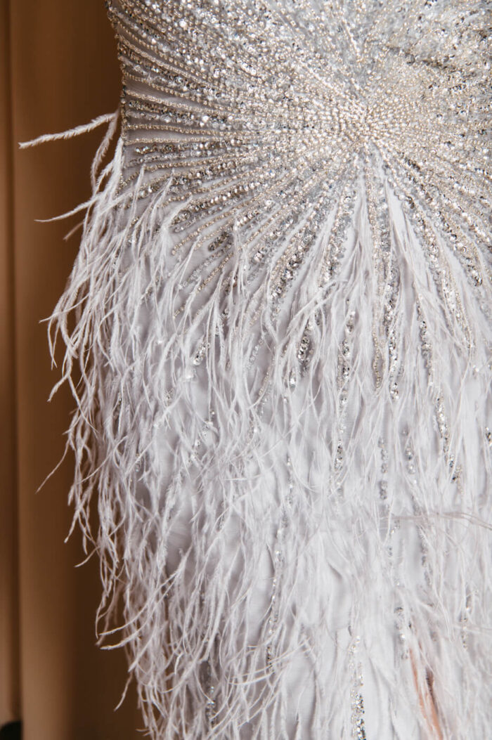 Φόρεμα maxi με κεντημένα στο χέρι στρας, feathers και σκίσιμο ασημί - Image 12