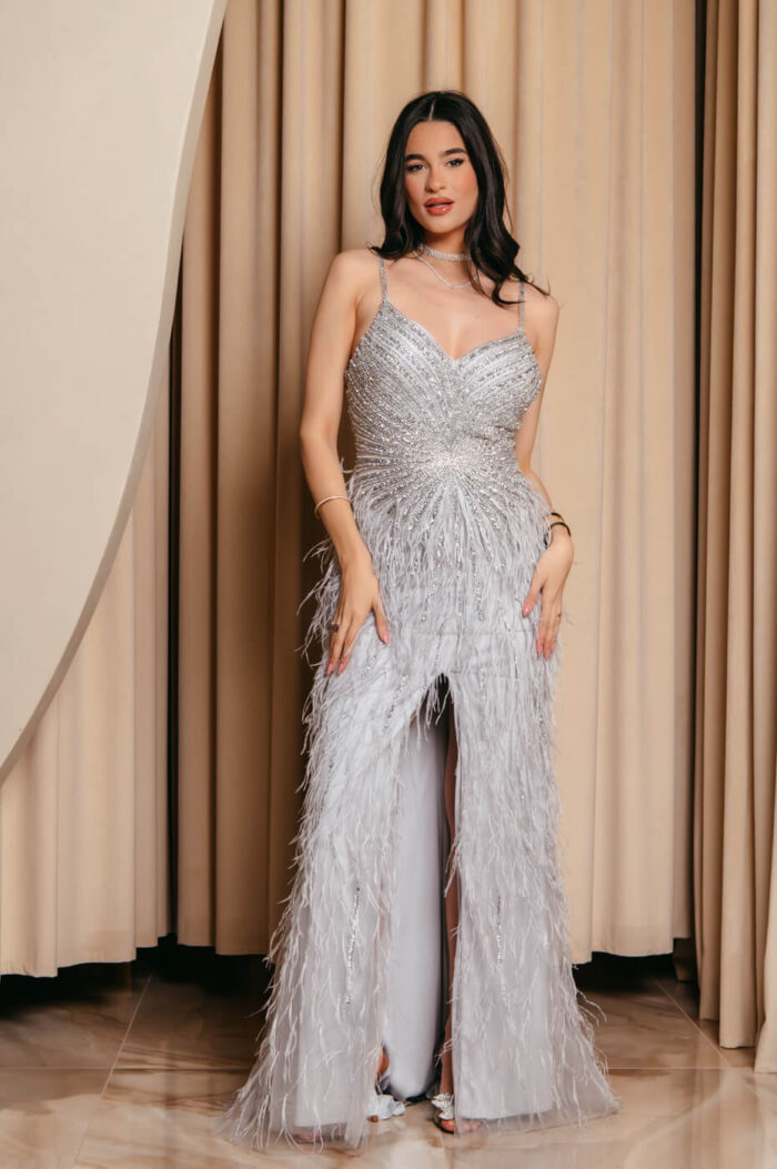 Φόρεμα maxi με κεντημένα στο χέρι στρας, feathers και σκίσιμο ασημί - Image 13