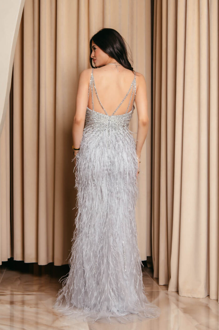 Φόρεμα maxi με κεντημένα στο χέρι στρας, feathers και σκίσιμο ασημί - Image 4