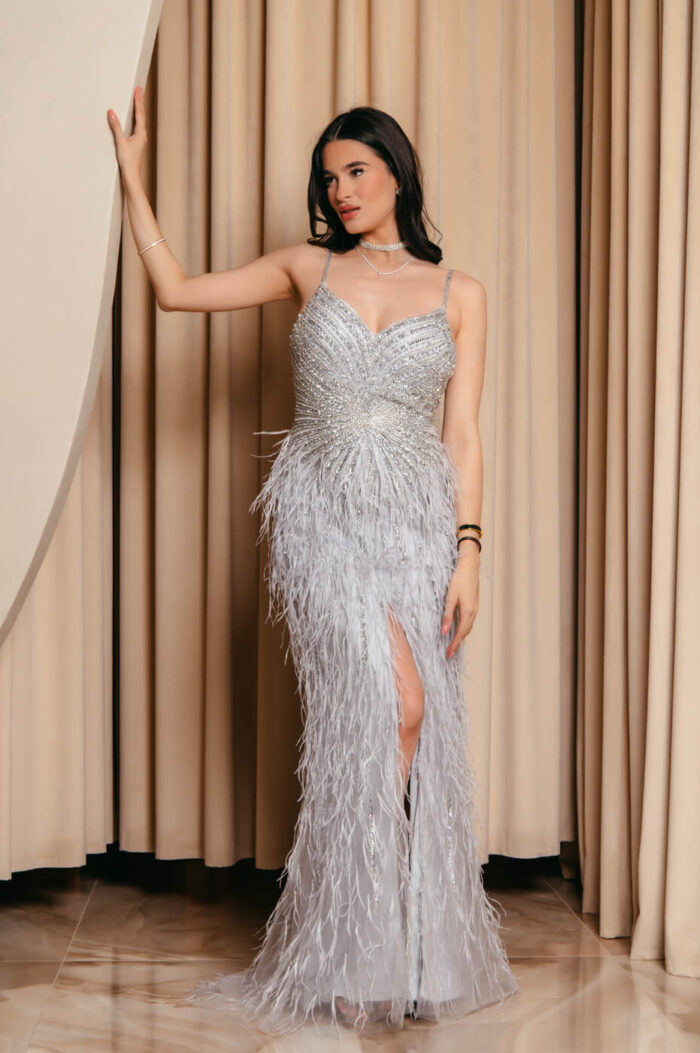 Φόρεμα maxi με κεντημένα στο χέρι στρας, feathers και σκίσιμο ασημί - Image 9