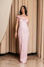 Φόρεμα maxi one shoulder με διακοσμητικές πέτρες baby pink - Image 2