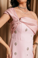 Φόρεμα maxi one shoulder με διακοσμητικές πέτρες baby pink - Image 11