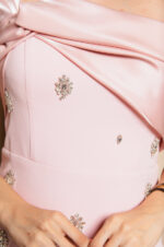 Φόρεμα maxi one shoulder με διακοσμητικές πέτρες baby pink - Image 12