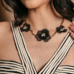 Κολιέ με χρυσή αλυσίδα και διακοσμητικά λουλούδια