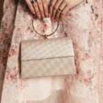 Tσάντα χειρός με μεταλλικό κυκλικό χερούλι χρυσή