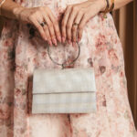 Tσάντα χειρός με μεταλλικό κυκλικό χερούλι ασημί