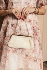 Tσάντα clutch με πέρλες - Image 5