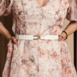 Ζώνη λευκή ελαστική με χρυσό κούμπωμα και στρας