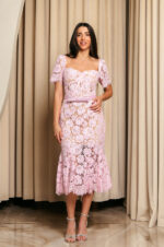 Φόρεμα midi κιπούρ από δαντέλα με floral μοτίβο baby pink
