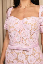 Φόρεμα midi κιπούρ από δαντέλα με floral μοτίβο baby pink