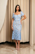 Φόρεμα midi κιπούρ από δαντέλα με floral μοτίβο baby blue