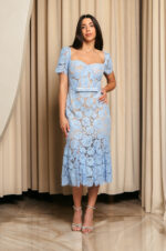 Φόρεμα midi κιπούρ από δαντέλα με floral μοτίβο baby blue