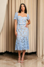 Φόρεμα midi κιπούρ από δαντέλα με floral μοτίβο baby blue