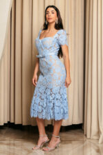 Φόρεμα midi κιπούρ από δαντέλα με floral μοτίβο baby blue