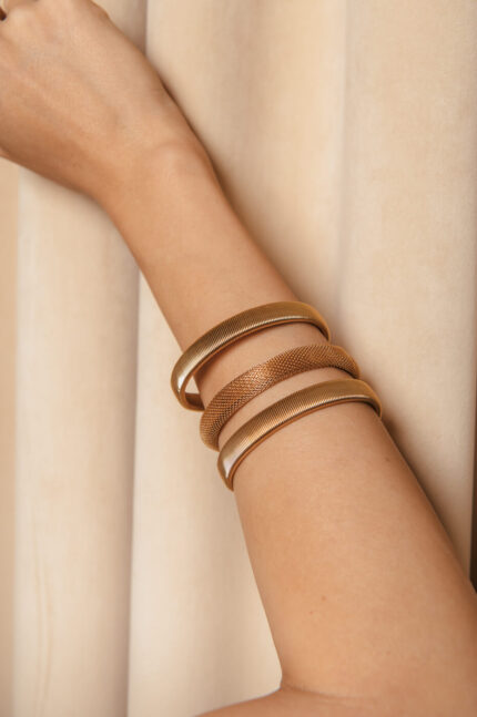 Βραχιόλι με τρεις κάθετες γραμμές σε ανάγλυφο μοτίβο χρυσό