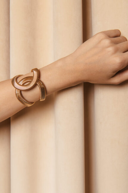 Βραχιόλι με διπλή κυματιστή γραμμή και ραβδωτή υφή χρυσό