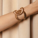 Βραχιόλι με διπλή κυματιστή γραμμή και ραβδωτή υφή χρυσό