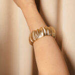 Βραχιόλι με ανάγλυφο κυματιστό σχέδιο χρυσό