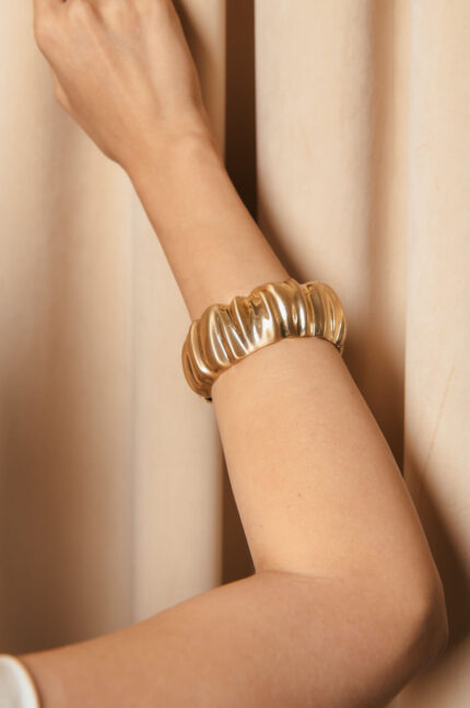 Βραχιόλι με ανάγλυφο κυματιστό σχέδιο χρυσό
